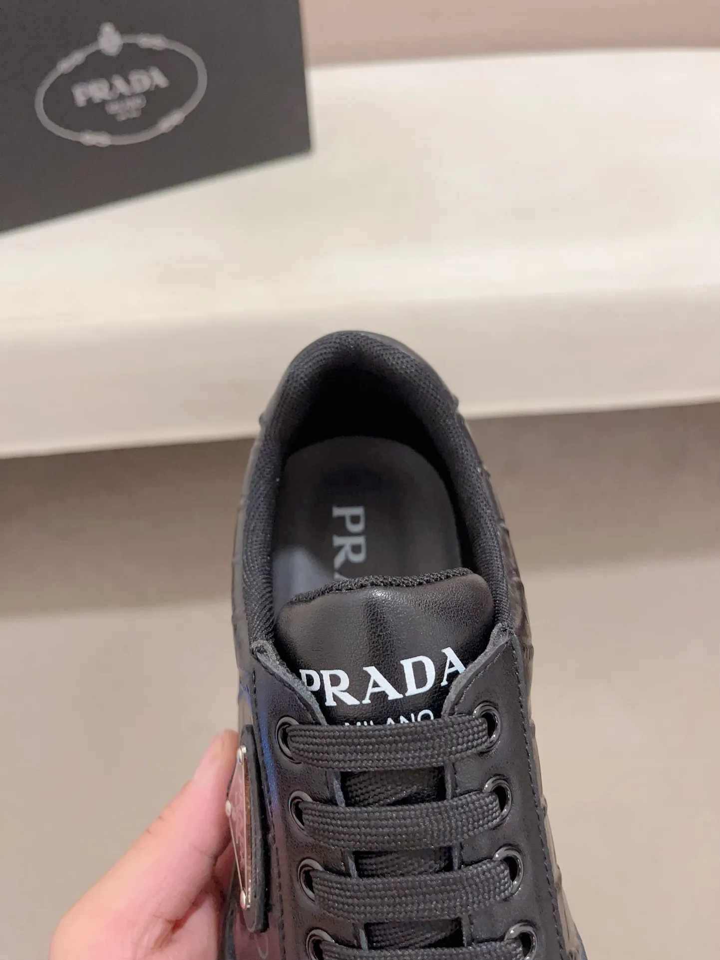 Factory price 420💰 ✔️✔️✔️The new PRADA (Prada) counters are launched simultaneously. The new men's shoes and 😘fabrics are made of selected first-layer cowhide ➕ breathable mesh technology. Lining: Full sheepskin lining. 👍🏿 High-end ☄️ air-cushion molded anti-slip rubber outsole, exquisite lines, simple and elegant, comfortable and high-end for leisure travel. Code number: 38 to 44 (45 can be customized)
